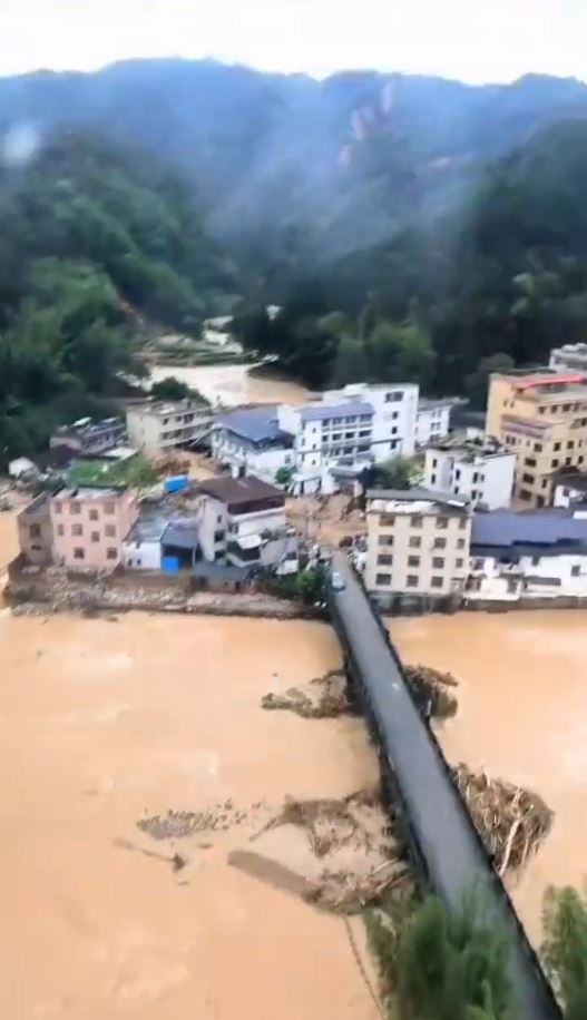 广东韶关21日在连场暴雨下，多处严重水浸及发生山泥倾泻。