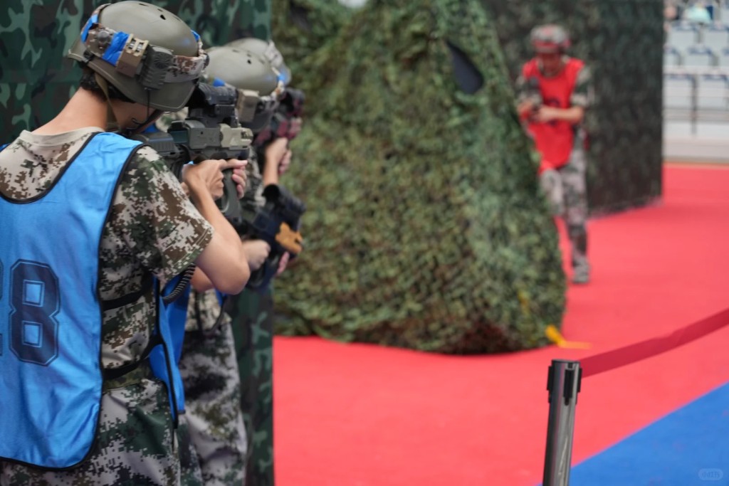 復旦大學軍訓加入真人CS賽環節成為熱議。小紅書＠Rosemond