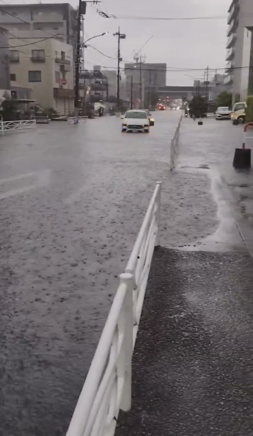 日本关东“游击式暴雨”多地水浸。 @elly_rabisoku / X 日本关东“游击式暴雨”多地水浸。 @elly_rabisoku / X