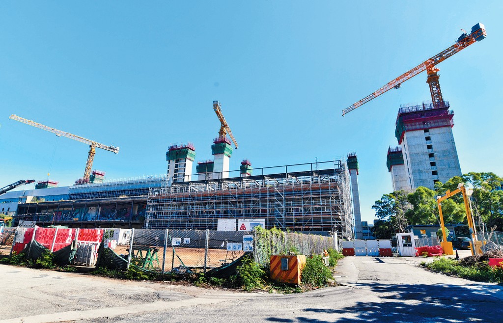 8月底,建築署巡查小欖「樂安排」簡約公屋項目,發現部分樓層混凝土核心牆上的螺絲遭切割。