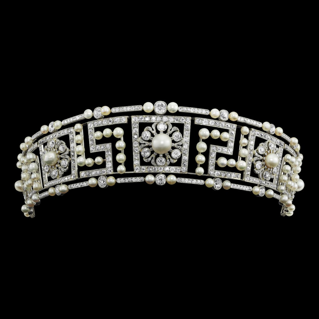 卡地亞巴黎於1906年製作的鉑金、鑽石及天然珍珠冠冕，借展自演員劉嘉玲。
