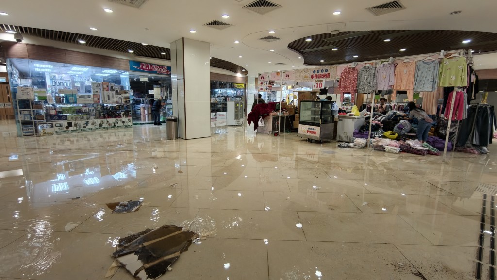 有天花板被沖跌。黃文威攝