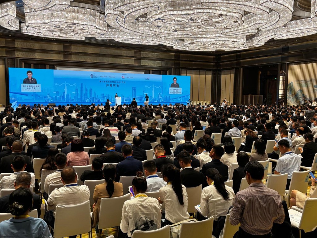 逾八百位來自內地及香港的法律協會、仲裁機構、企業代表等出席論壇,現場座無虛席。 逾八百位來自內地及香港的法律協會、仲裁機構、企業代表等出席論壇,現場座無虛席。