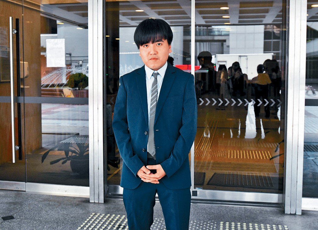 嶺大學生賴卓賢去年參選校董會時,因透過「非官方途徑自我宣傳」被取消參選資格。