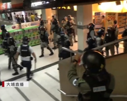 警方衝入大埔超級城截查可疑黑衣人士。有線新聞截圖