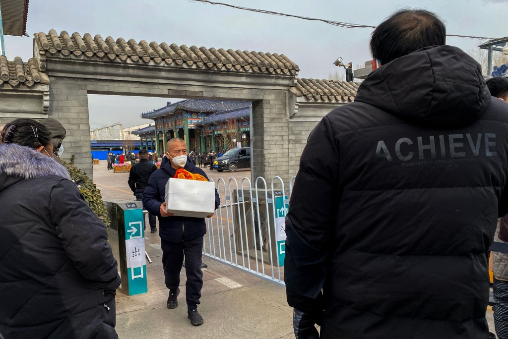 北京的殡仪馆,近日多了市民来处理亲人后事。