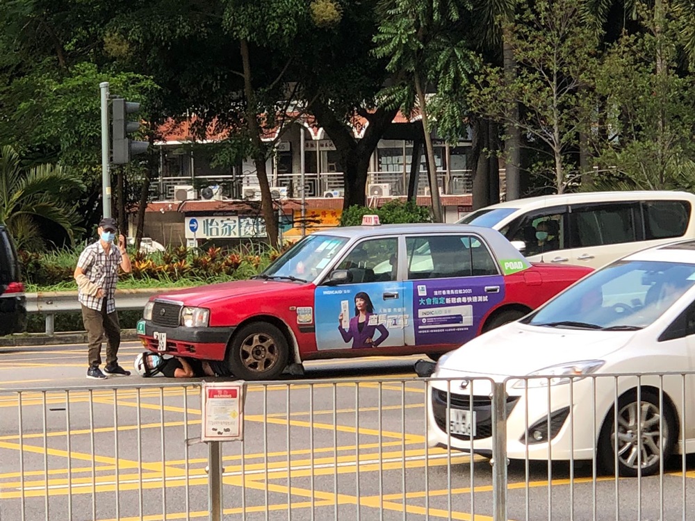 大角嘴下午發生交通意外,一名電車車司機一度被捲入的士車底。