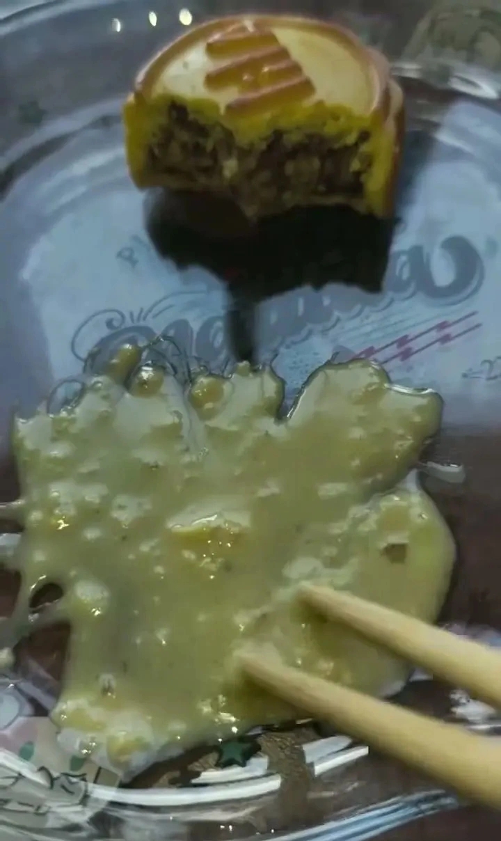 男子謊稱月餅裡有塑膠片。