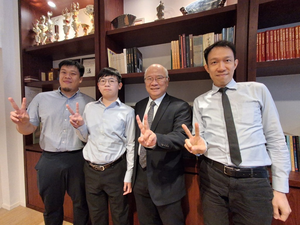 張祖謙(左二)表示,在完成4年理學士後,再決定未來路向。歐文瀚攝 張祖謙(左二)表示,在完成4年理學士後,再決定未來路向。歐文瀚攝