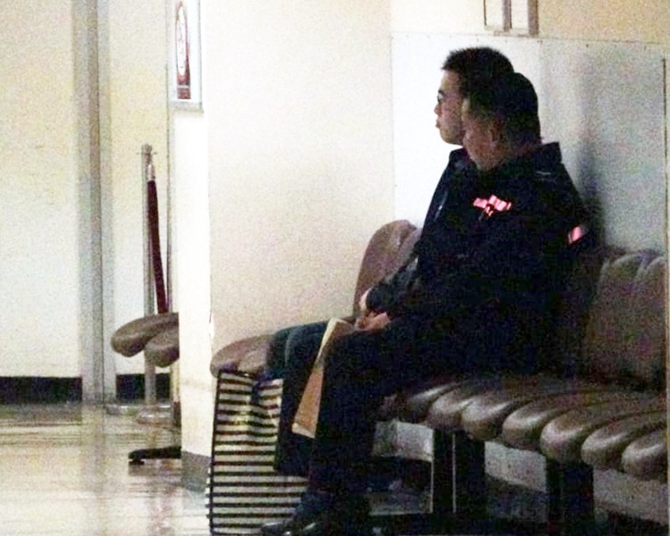 女事主兒子(坐於警察側)。