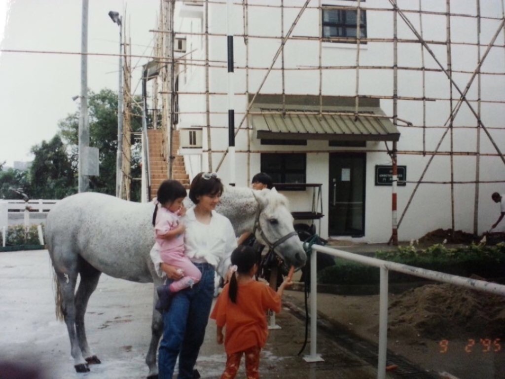 賴楨敏曾貼過年幼時與妹妹接觸馬匹的照片。