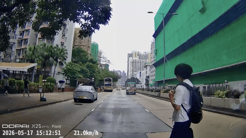 白衣少年疑未有留意交通情況跑出路中，被一輛駛至的私家車撞到，受到倒臥地上。馬路的事討論區影片截圖