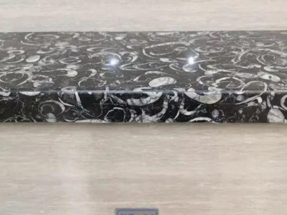 不少網友到貴陽機場「打卡」體驗「化石廁所」。網圖