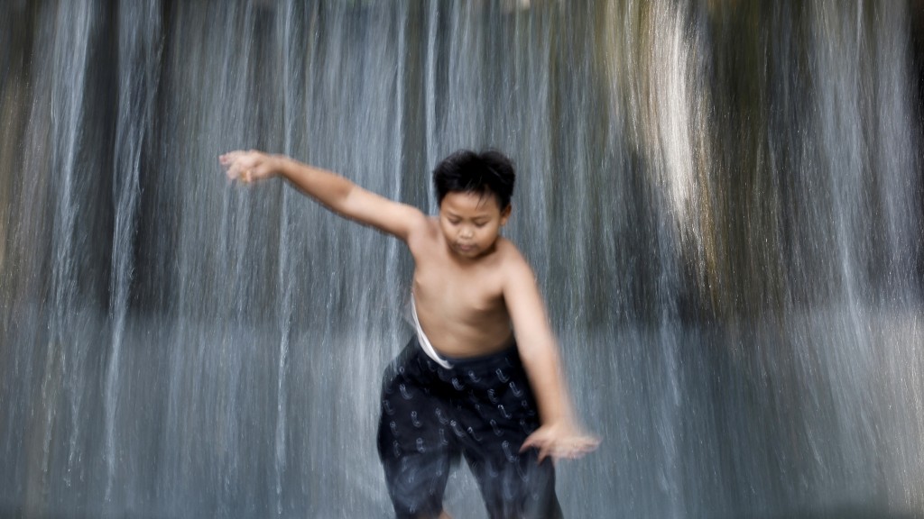 雅加达男孩玩水消暑。 路透社