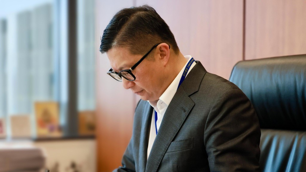鄧炳強指,同一時間官員可能要回應不同的政策問題。鄧炳強FB圖片
