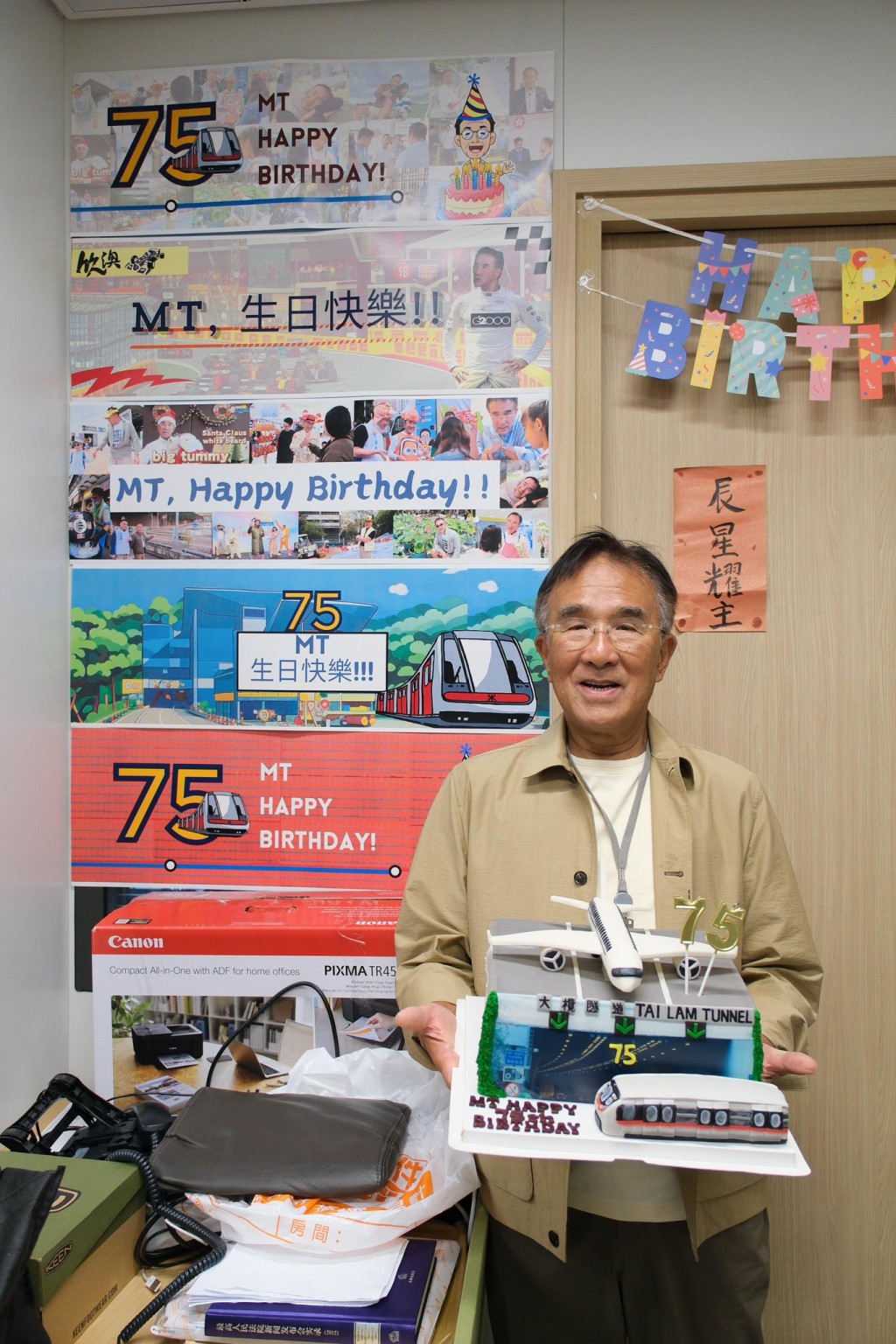 今年的蛋糕上展示了他一直努力推動的多項惠民政策。田北辰FB圖片