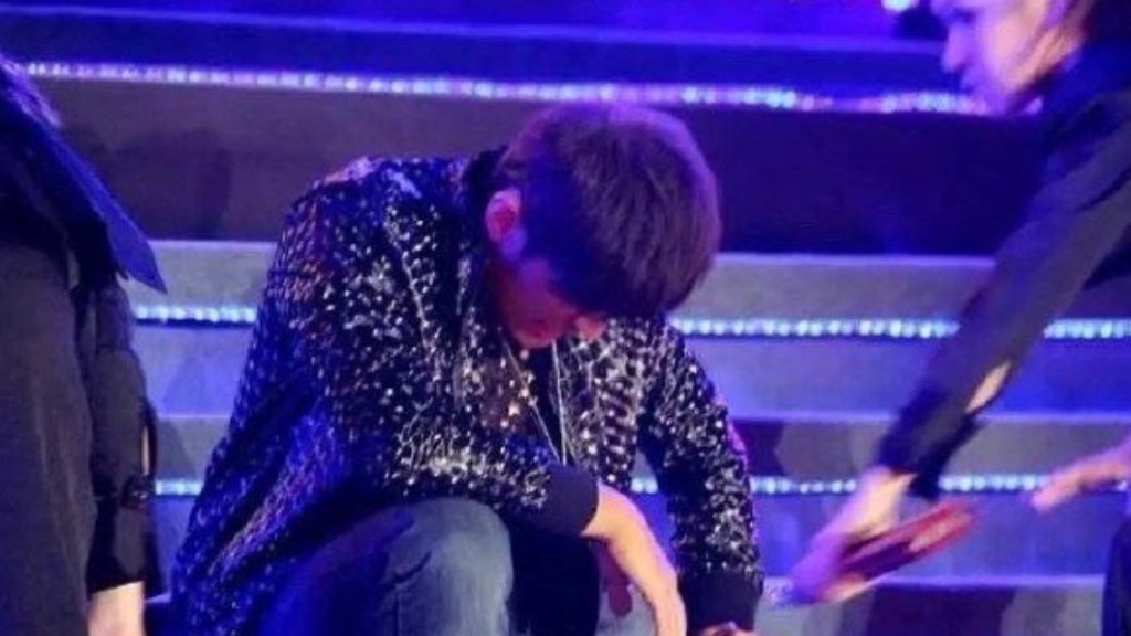 周杰倫8日晚在內地天津舉行演唱會時，因舞台機件故障令周董被困鐵球內。