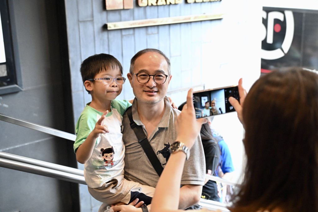 市民曾先生一家趁戲院最後一天營業到來拍照留念。劉駿軒攝 市民曾先生一家趁戲院最後一天營業到來拍照留念。劉駿軒攝