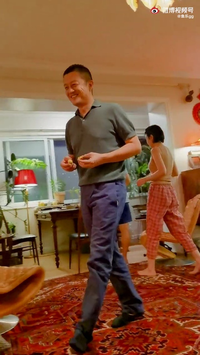 忽然走近女兒。