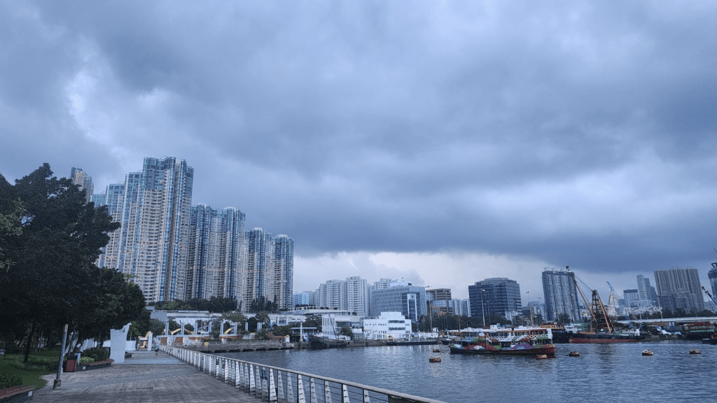 天文台預料未來一兩小時本港部分地區雨勢較大。黎志偉攝