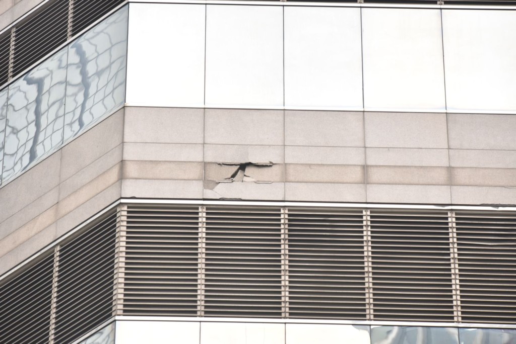 吊船撞毀的玻璃幕牆。