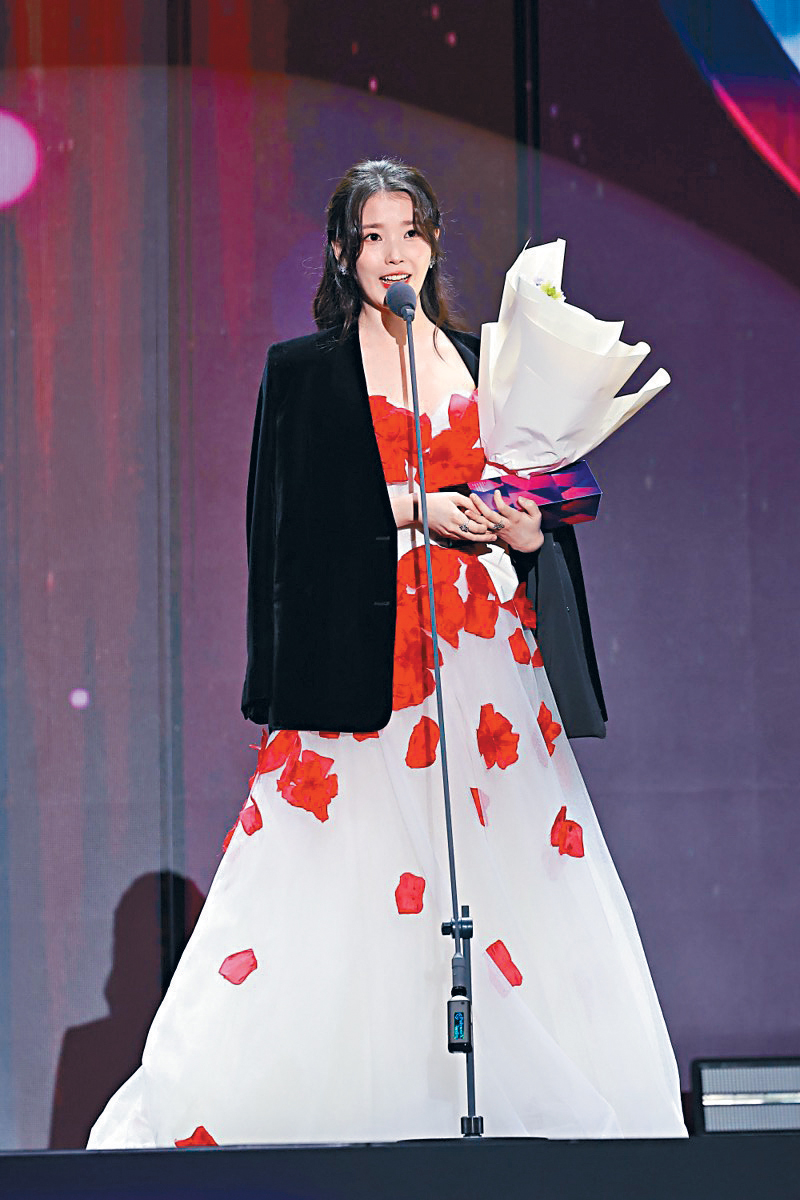 IU憑《苦盡柑來遇見你》捧走全晚最高榮譽的「大賞」。