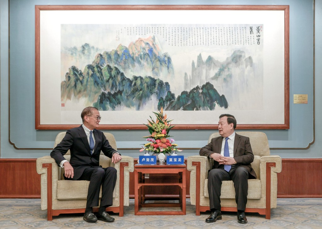 盧寵茂（左）在北京拜會夏寶龍（右），向他介紹香港醫療衞生系統的概況。