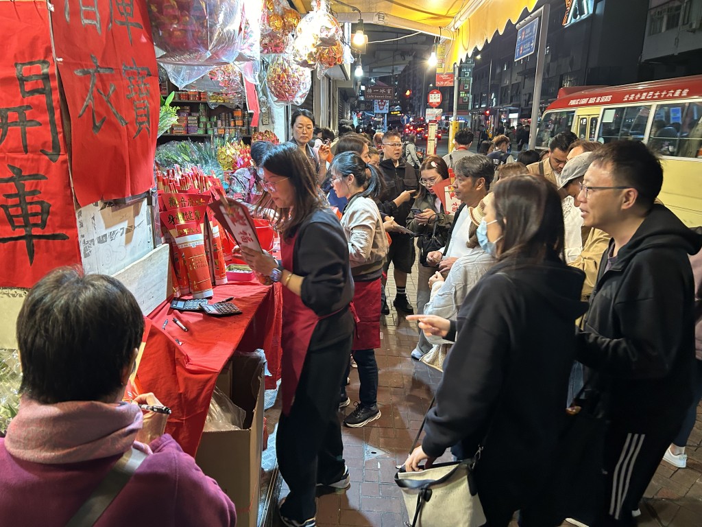 香燭舖外善信雲集。