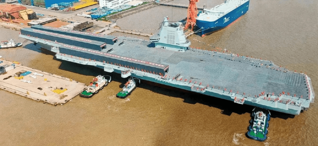 近日有军事爱好者拍摄到舰上3条电磁弹射轨道的施工棚拆除后，甲板划线也已在进行中。微博