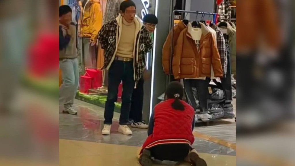 湖北有婦女在商場跪求買羽絨服，被疑似丈夫男子叉腰大罵。抖音