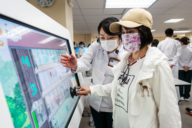 「賽馬會日間綜合康復中心」引入智慧科技及跨專業醫療團隊，按病者自身能力與實際需要，訂立個人化的康復療程。