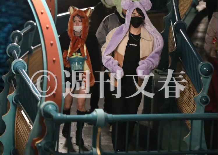 兩個全程表現得勁親密曖昧。