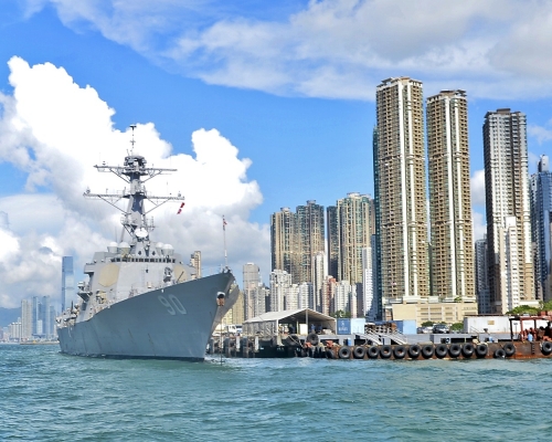 外交部宣布暫停審批美軍艦機赴港休整申請。(圖為2017年隨航母列根號訪港的驅逐艦查菲號)資料圖片