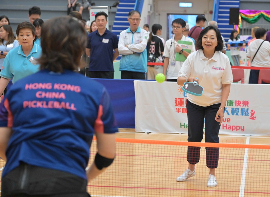 麥美娟(右一)參與匹克球運動。 麥美娟(右一)參與匹克球運動。