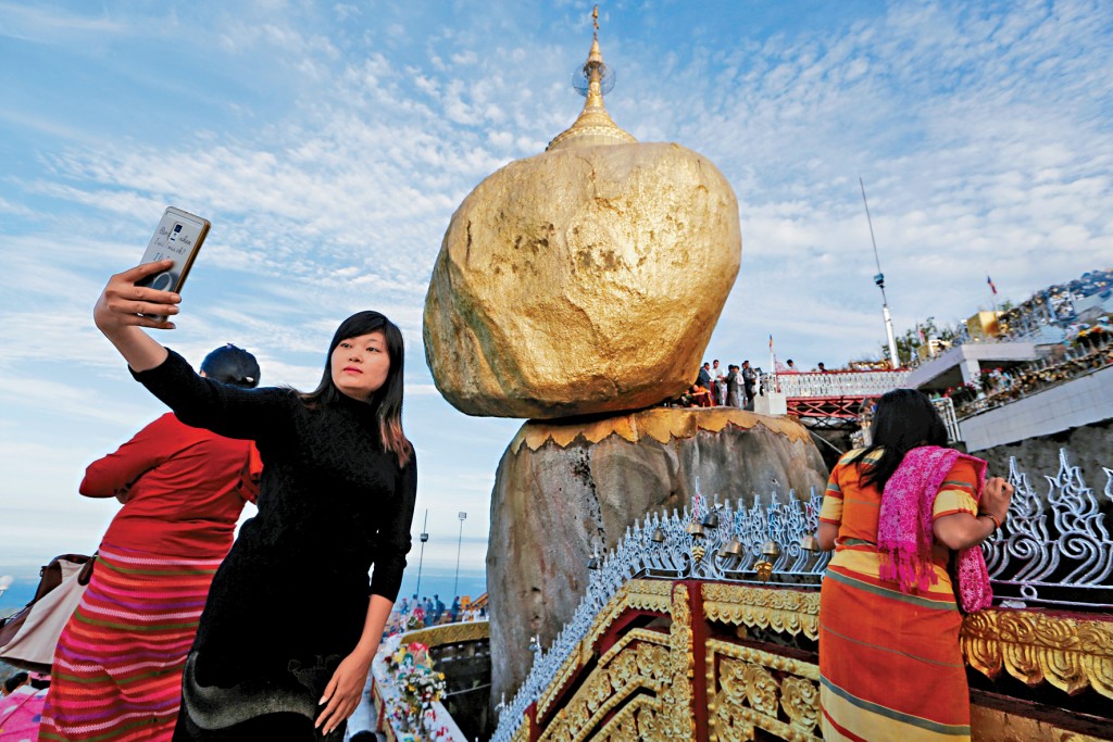 緬甸孟邦海濱小鎮齋托附近的大金石聳立在懸崖邊，是著名的佛教朝聖地。
