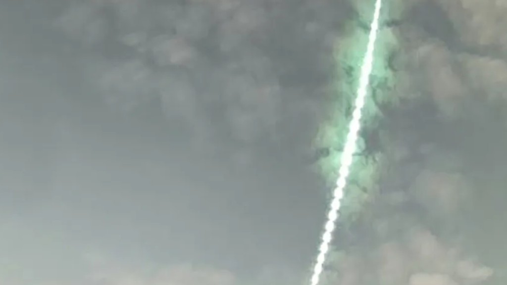 日本疑有隕石墜落，產生明顯的綠色光芒。社交平台Ｘ