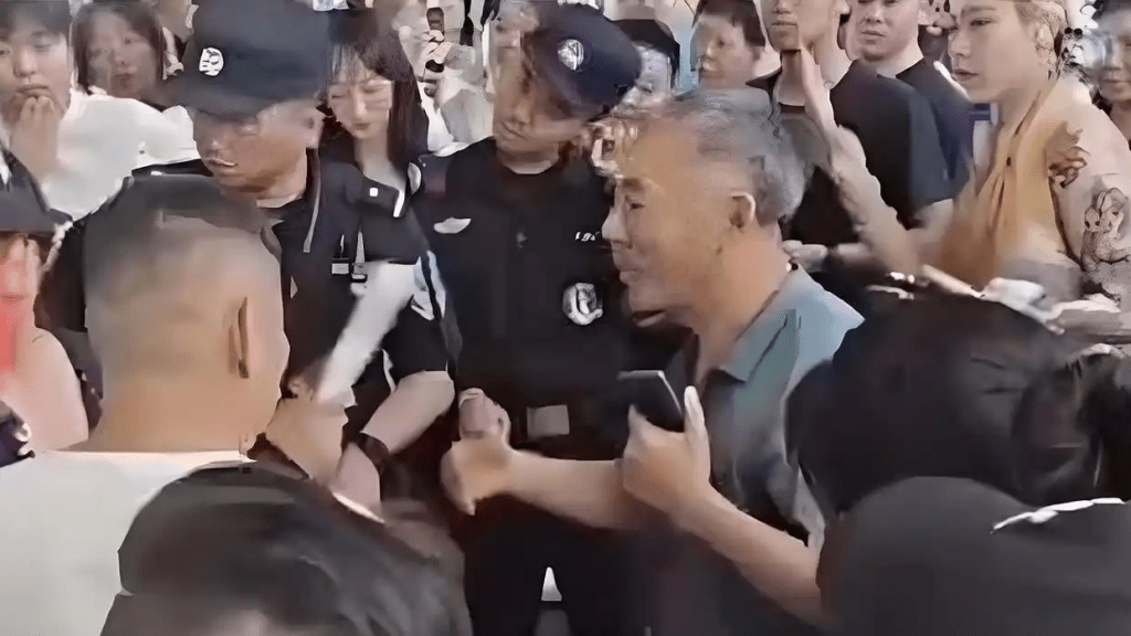 女子疑因未付款刮中百萬大獎遭攤主奪票,民警到場處理。 女子疑因未付款刮中百萬大獎遭攤主奪票,民警到場處理。