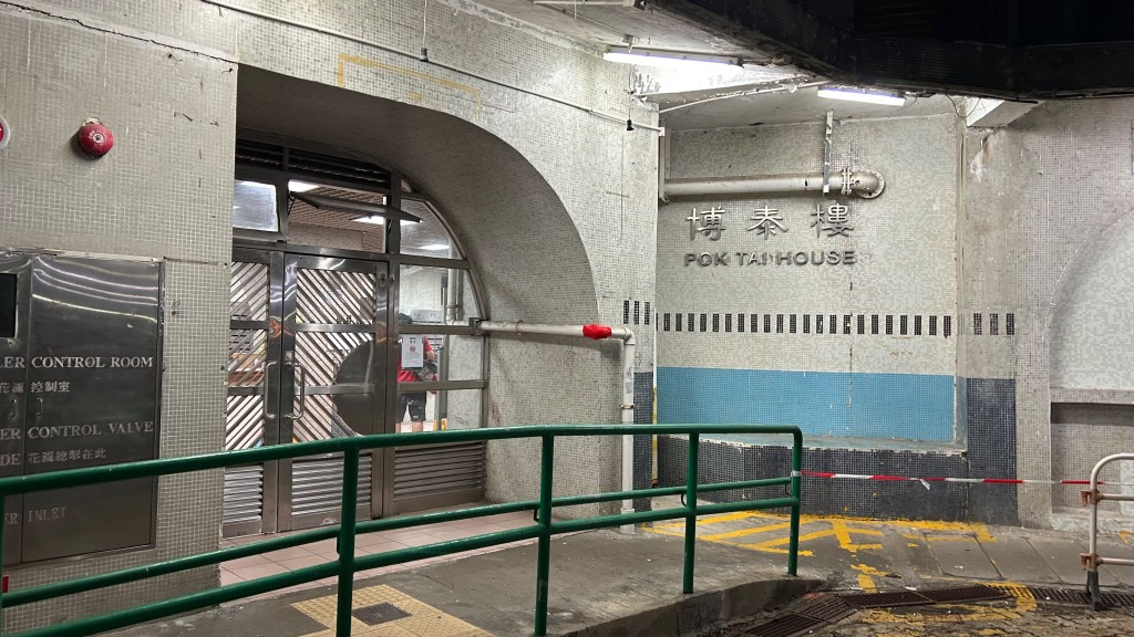 記者周五(16日)凌晨到訪博康邨視察,8幢大廈的升降機仍如常運作。蔡楚輝攝 記者周五(16日)凌晨到訪博康邨視察,8幢大廈的升降機仍如常運作。蔡楚輝攝