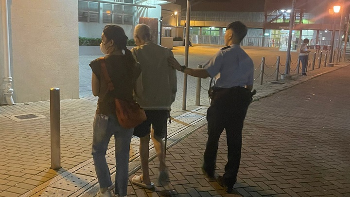警方將老翁帶回家。警方提供