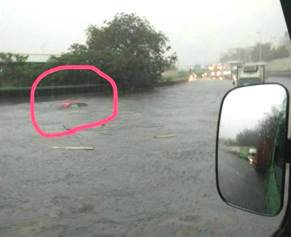 私家車慘遭滅頂。網上圖片