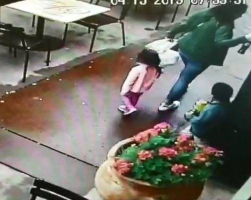 一名母親帶著兩名兒女剛走出餐廳,其後突然一輛快車迎面衝過來。 影片圖片