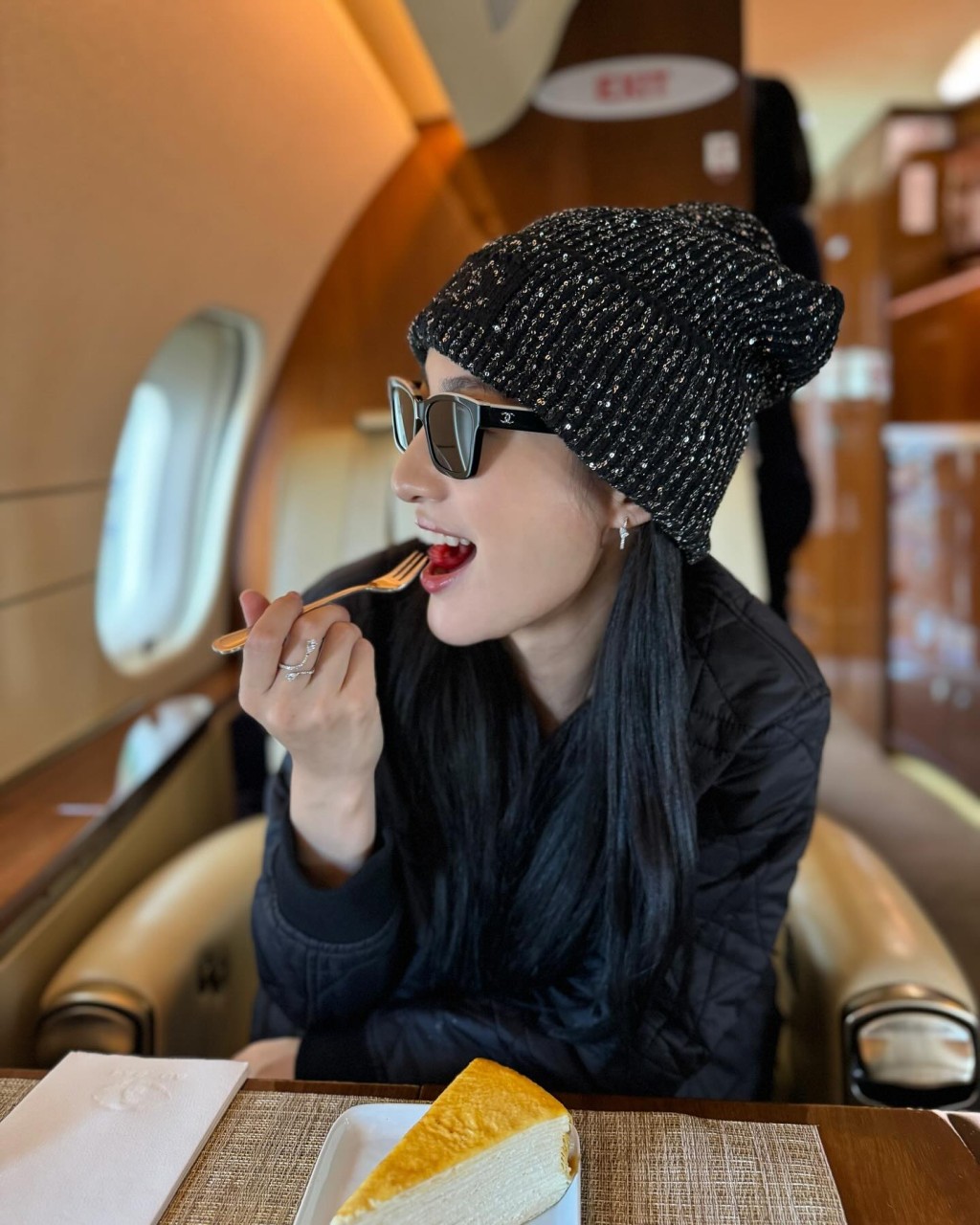 林夏薇在机前及机舱内疯狂打卡，认真富贵，令不少网民都大叹羡慕。