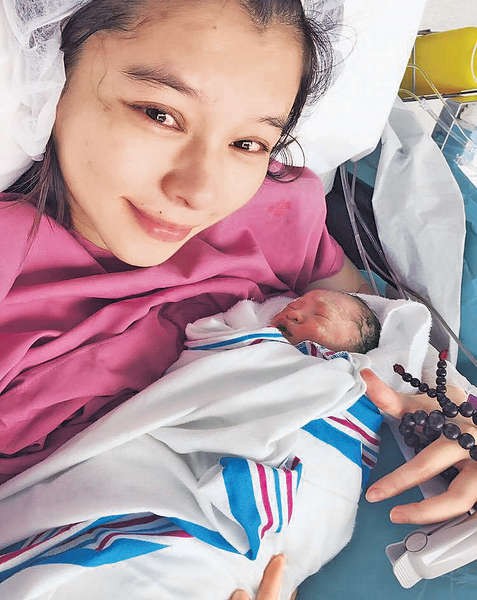 徐若瑄撐到胎兒32周，就在醫生建議下剖腹產子。