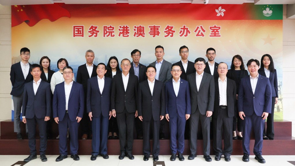 醫務衞生局局長盧寵茂(前排左四)率領代表團在北京拜訪國務院港澳辦分管日常工作的副主任周霽(前排中)。政府新聞處圖片