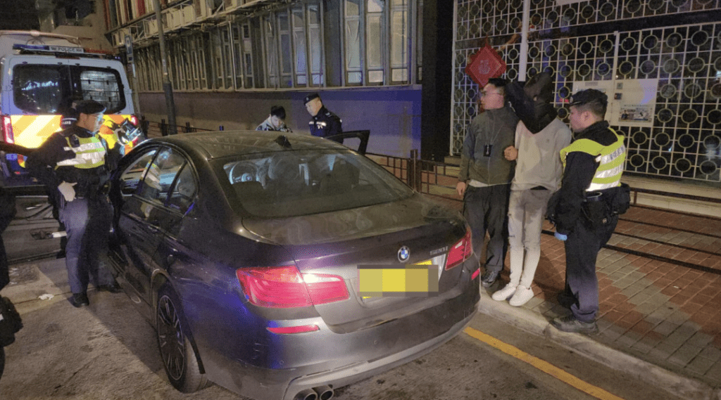 警員在一輛寶馬房車內搜獲大批偽裝成流動充電器的毒品，當場拘捕一名台灣籍男司機。黎志偉攝