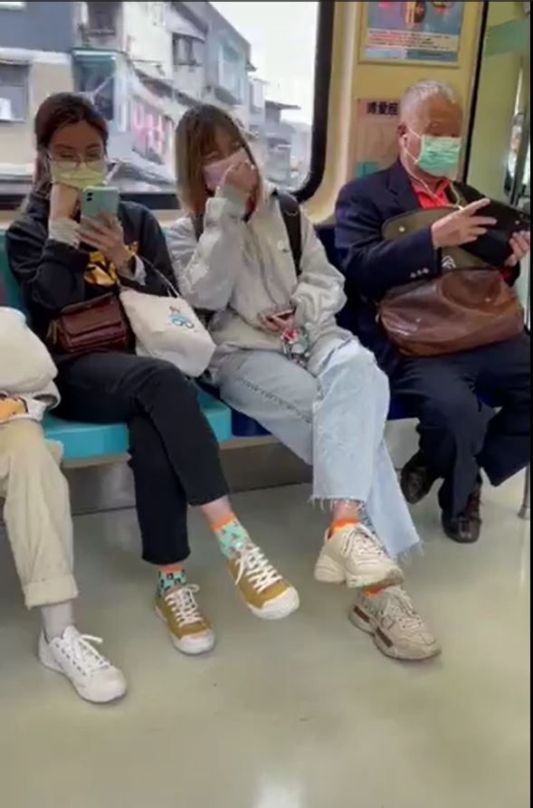 台湾阿伯搭捷运耳机没插“看A片”，旁边正妹尴尬到不行。