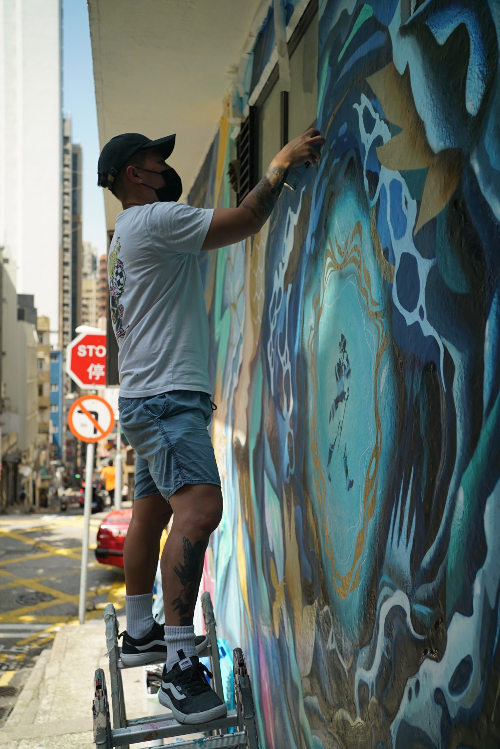 Taxa為品牌於中環街頭繪製大型塗鴉。