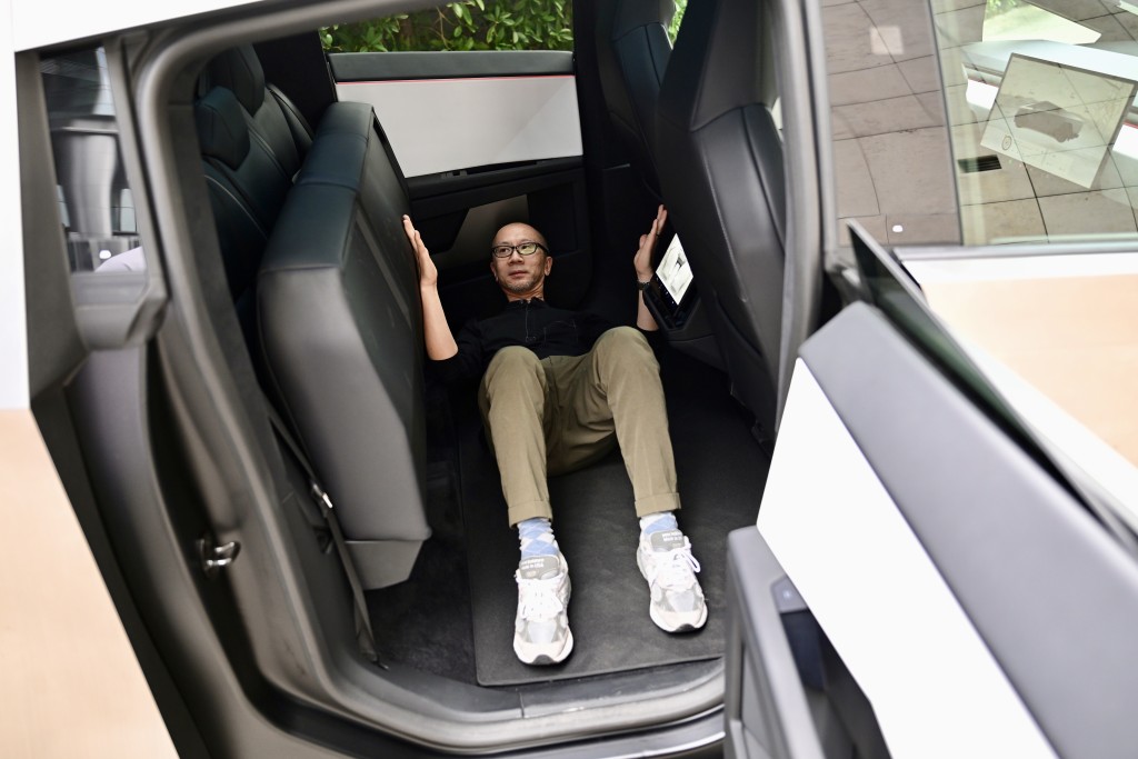 Tesla Cybertruck後排坐墊可作6/4式摺起，可額外騰出1,530公升儲物空間。