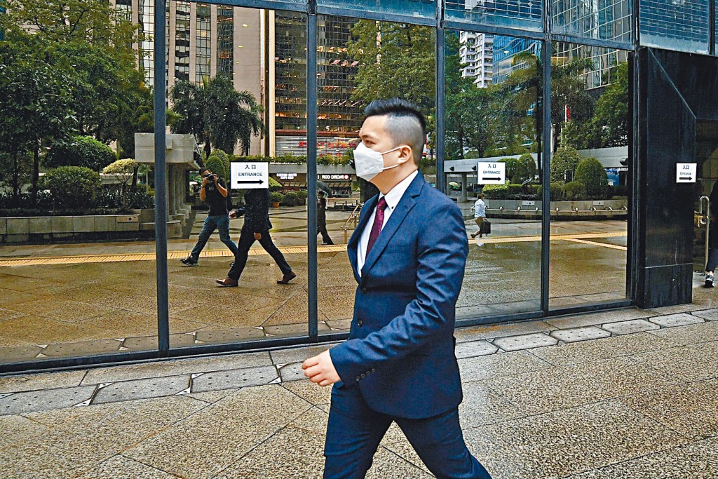 國安處警員鄧偉權（音譯）續作供，讀出立場社交平台帖文留言。 