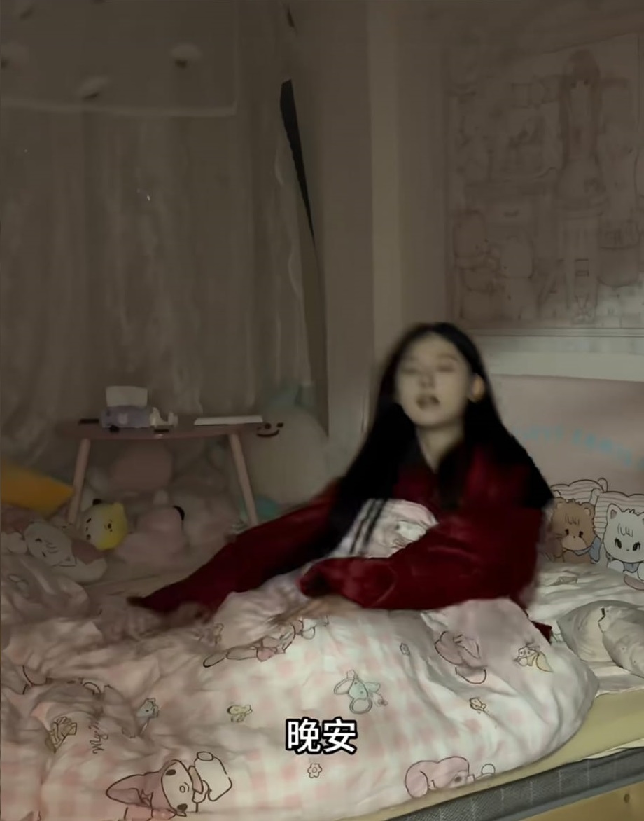 「反迷信」KOL「姜小柔吖」穿壽衣睡覺。小紅書 「反迷信」KOL「姜小柔吖」穿壽衣睡覺。小紅書